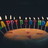 【フリーBGM】誕生日ケーキを顔面にぶつけてボカーン/コミカルなショートオーケストラ