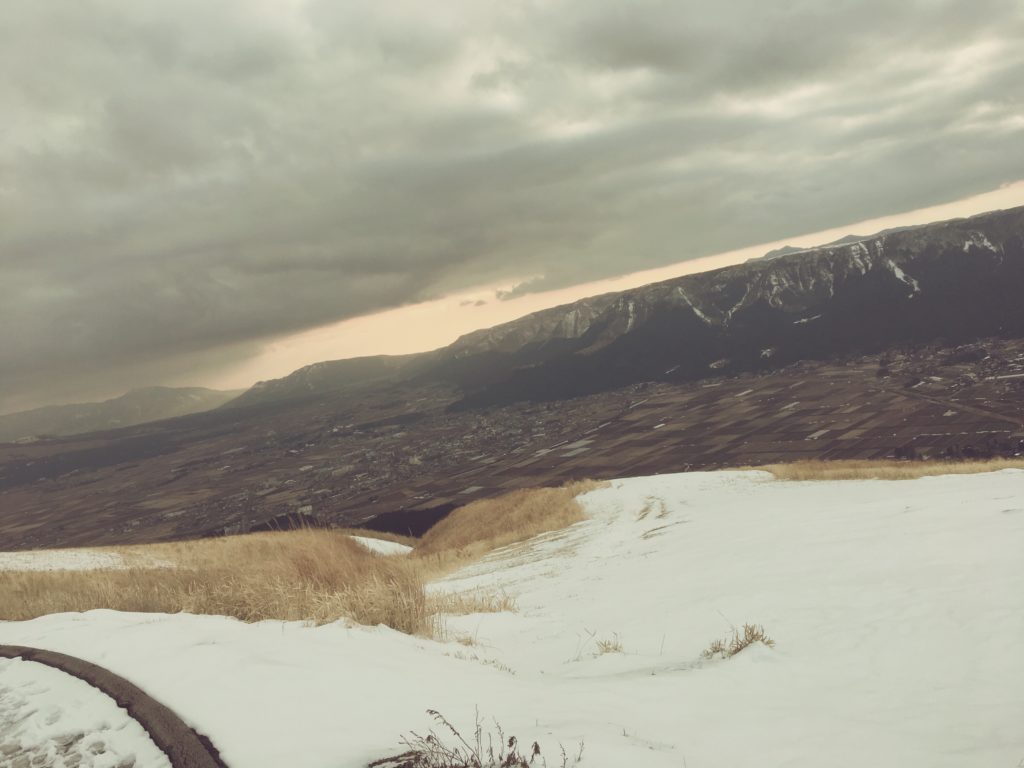 フリーbgm 冬の雪積もる険しい道の先の阿蘇山大観峰から見る景色は 壮大なオーケストラ フリーbgm 音楽素材サイト 独り音